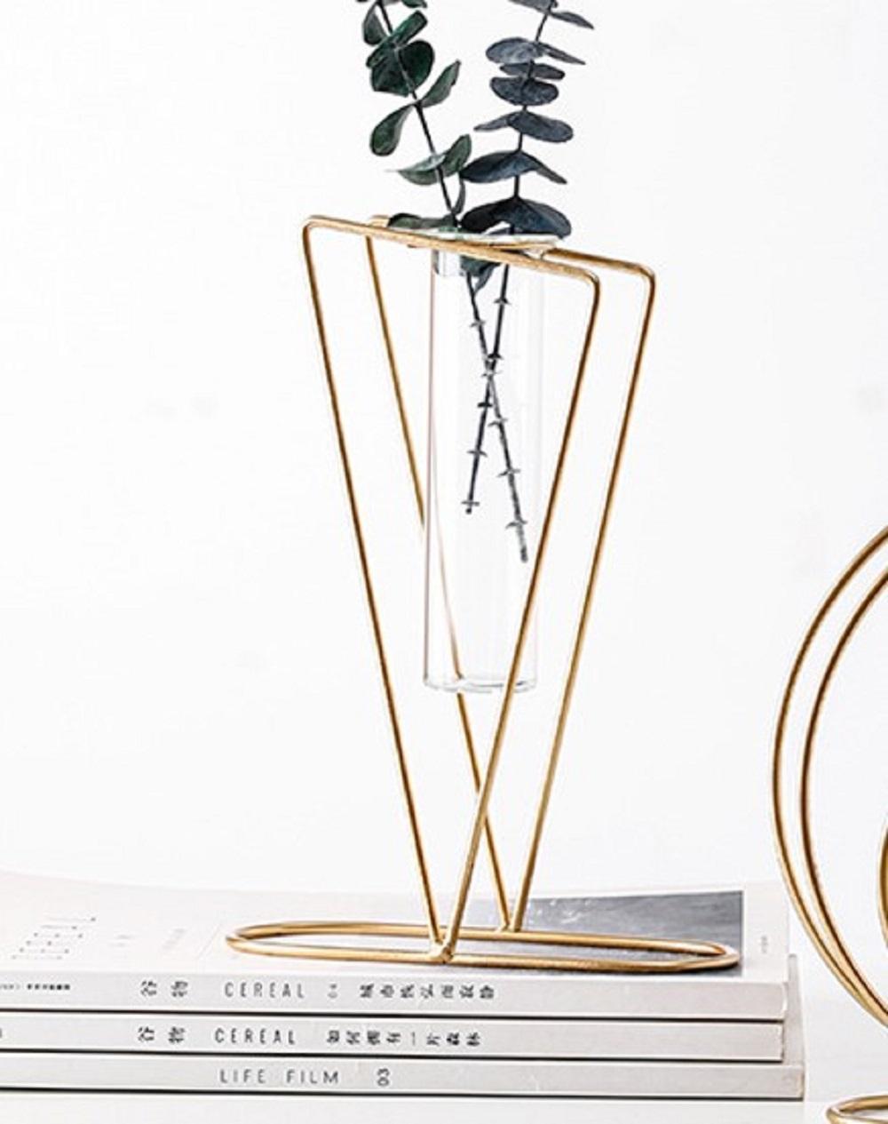 Golden Metal Vase - 1 Pc Elegant Decor